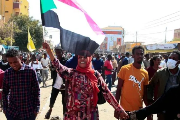 Hartum’daki binlerce göstericiye gaz bombaları ile müdahale edildi