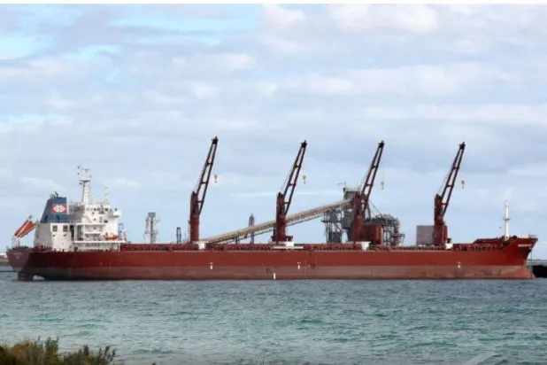 اصطدام سفينة بناقلة نفط قبالة الساحل الهولندي وسط عاصفة