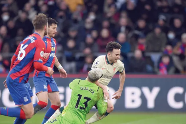 ديوغو جوتا (يمين)... هل كان ذكياً واستطاع خداع الحكم أم أن القرار كان صحيحاً؟