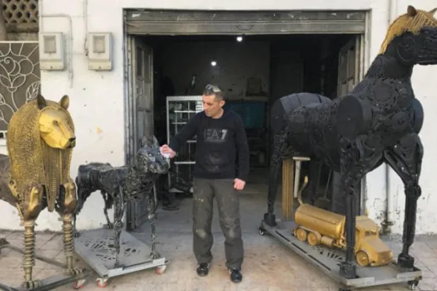 Cezayirli sanatçı hurda arabalardan heykel yapıyor