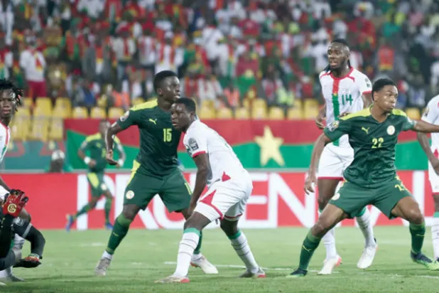 السنغال وفرحة الهدف الأول وذهول لاعبي بوركينا فاسو (أ.ف.ب)