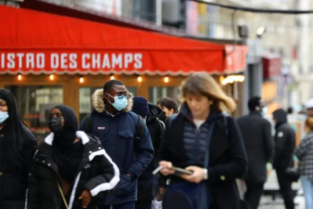 یورپ کووڈ-19 کی پابندیاں ہٹانے کے لیے آگے بڑھ رہا ہے