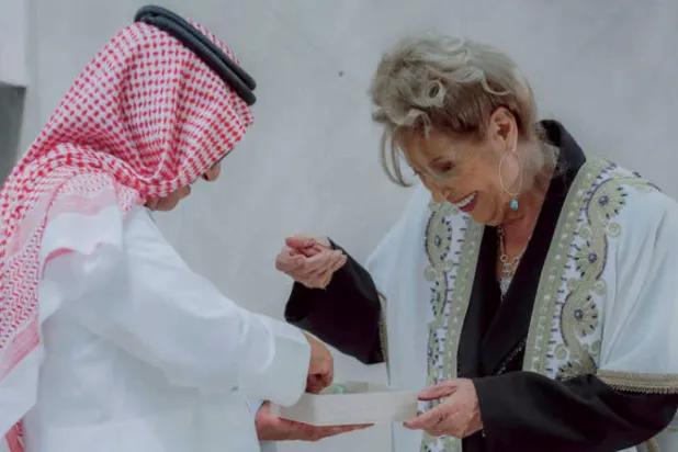 الإعلامي داود الشريان يهدي القديرة منى واصف أحجار دحل