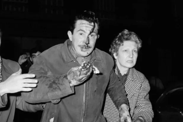 جرحى في المواجهات مع الشرطة خلال تظاهرة من أجل السلام في الجزائر عام 1962 أمام محطة مترو شارون في باريس (أ.ف.ب)