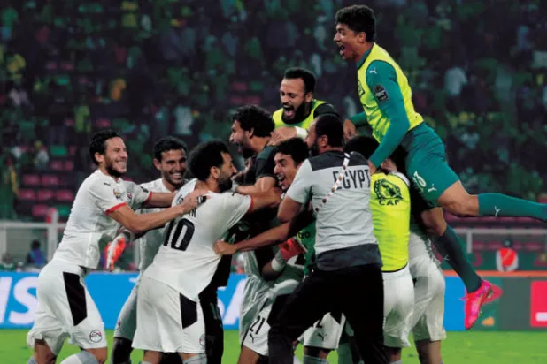 لاعبو المنتخب المصري وفرحة تخطي الكاميرون والتأهل للنهائي (أ.ب)