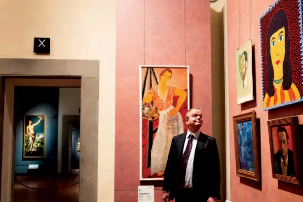 إيكي شميدت مدير متحف «يوفيزي» مع أعمال فنية حديثة ومعاصرة، من اليسار: أدريانا بينشرل، تيسفاي أورغيسا، يايوي كوساما ريناتو جوتوزو ومارك شاغال (نيويورك تايمز) 