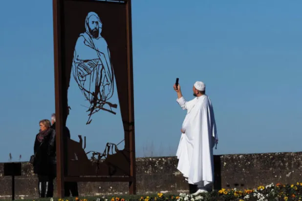 غضب جزائري بعد تخريب لوحة تكرّم الأمير عبد القادر في فرنسا