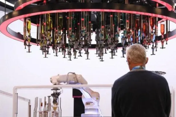 شاهد... الروبوتات تقدم الطعام والشراب وتفحص درجة الحرارة في أولمبياد بكين الشتوي