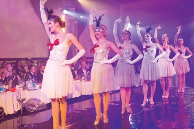 عرض فني جميل خلال تناول الطعام في لندن