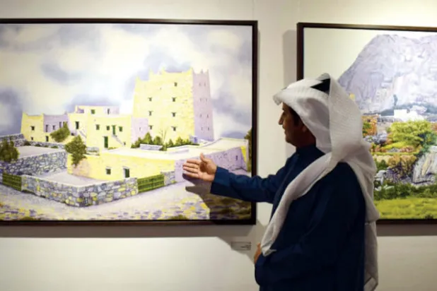 الفنان حسن مداوي يشير للوحة «قصر ثربان» ويحكي قصتها