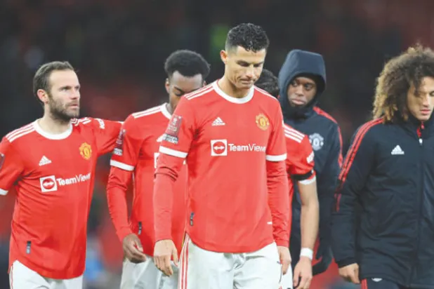 لاعبو يونايتد المحبطون مطالبون بتصحيح المسار بعد الخروج الصادم من مسابقة الكأس (أ.ف.ب)