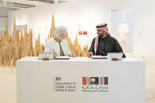 جانب من توقيع المذكرة بين وزير الثقافة السعودي ونظيرته البريطانية (واس)