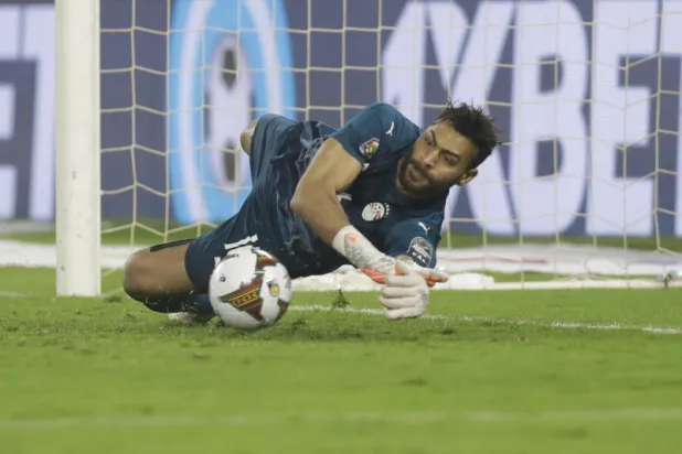 تصدى لـ5 ركلات جزاء... قصة زجاجة حارس منتخب مصر في كأس أفريقيا