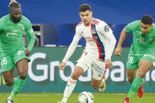 صفقة انتقال غيماريش (وسط) إلى نيوكاسل من ليون انهارت ثلاث مرات قبل أن تكلل بالنجاح (أ.ب)