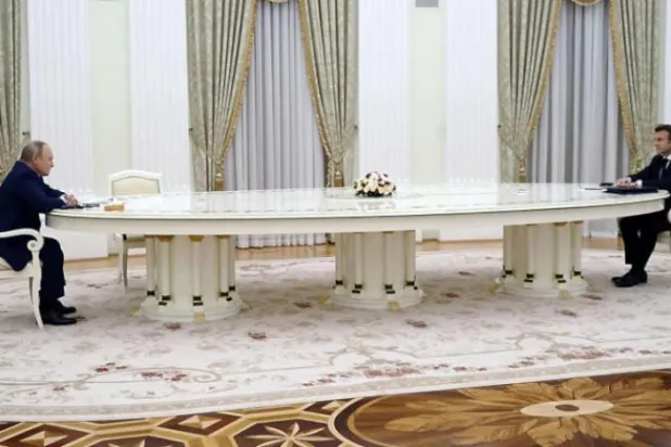 میکرون پوٹن کے ساتھ محتاط ثالثی کے مشن پر ہیں