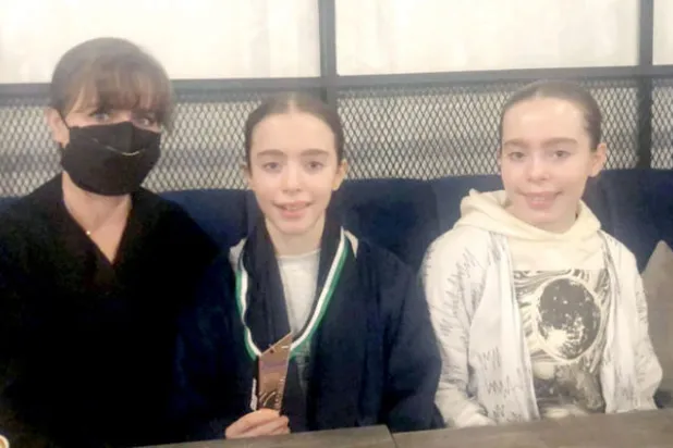 مرام اليحيا مع والدتها وشقيقتها (الشرق الأوسط)