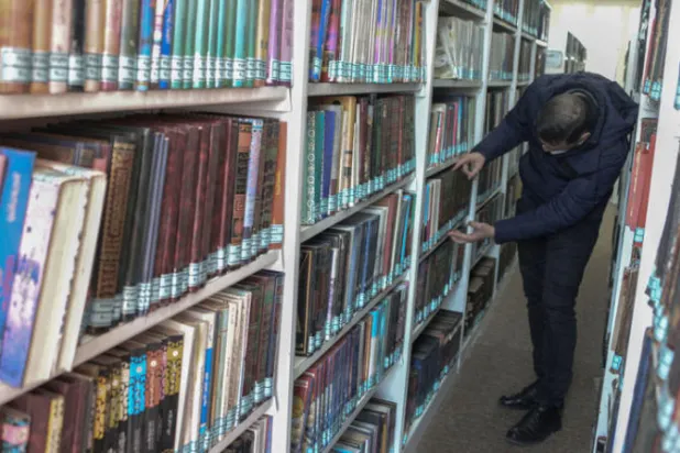 المكتبة المركزية في جامعة الموصل تقوم من بين الأنقاض