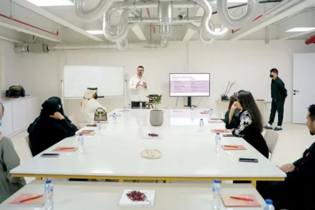 أشرف عثمان خلال تقديمه «روائح السعودية» في بينالي الدرعية أول من أمس