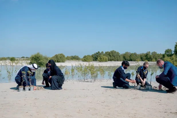 الأمير وليام والشيخ خالد بن محمد في متنزه قرم الجبيل بأبوظبي