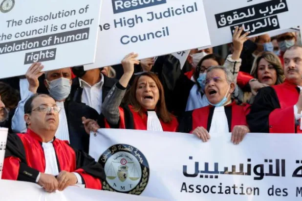 Tunuslu hukukçular, Cumhurbaşkanı Said'in Yüksek Yargı Konseyi kararını protesto etti