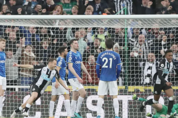 الهدف الثاني... أفراح في نيوكاسل وأحزان في تشيلسي (رويترز)