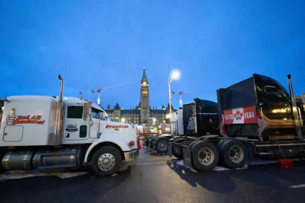 واشنطن تدعو أوتاوا لاستخدام «السلطات الفيدرالية» بمواجهة عرقلة سائقي الشاحنات