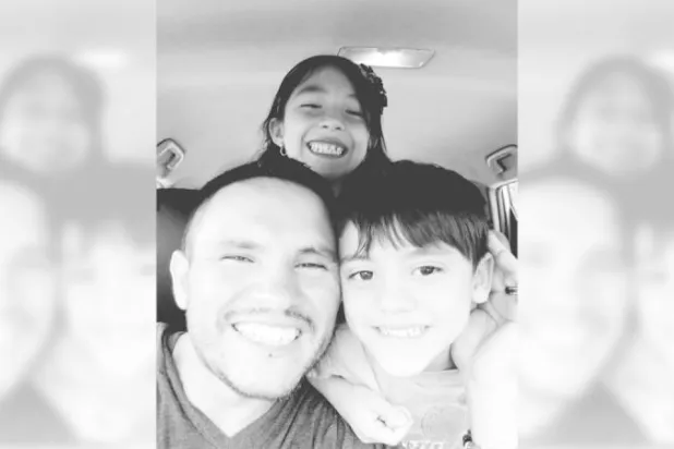 «السيلفي الأخير»... أب ينشر صورته مع طفليه عبر «فيسبوك» ثم يقتلهما وينتحر