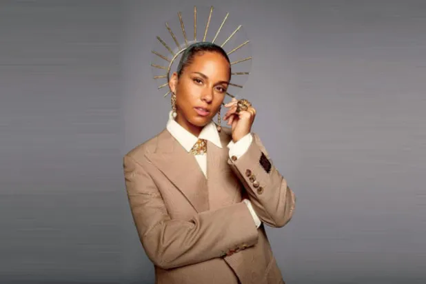 أليشيا كيز ترسم لوحتها الغنائية الأولى بين انعكاسات قاعة المرايا في العُلا