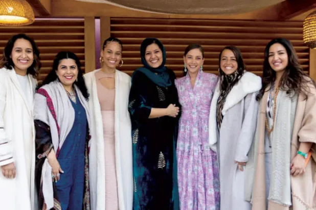 ساحات مدرسة الديرة تتحدث بأصوات نسائية في جلسة حوارية