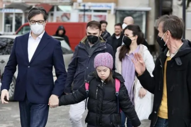 بعد تعرضها للتنمر... رئيس مقدونيا الشمالية يصطحب طفلة إلى المدرسة (فيديو)