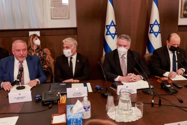 نتنياهو يؤجج الشارع يومياً ليعود إلى الحكم