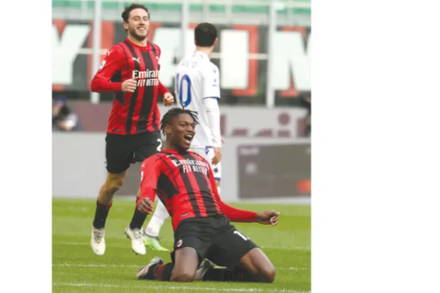 ميلان يواصل صحوته وينتزع الصدارة الإيطالية