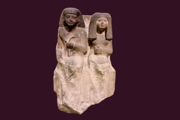 تمثال من الحجر الرملي لرجل وزوجته بمتحف سوهاج (وزارة السياحة والآثار المصرية) 