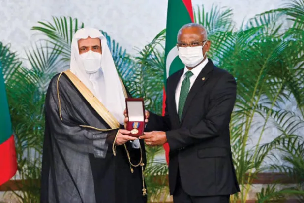 افتتاح مكتب إقليمي لـ«العالم الإسلامي» في المالديف... والرئيس زار يقلد العيسى وساماً رفيعاً