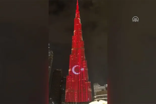Cumhurbaşkanı Erdoğan’ın BAE ziyareti öncesi, Burj Khalifa'ya Türk bayrağı yansıtıldı