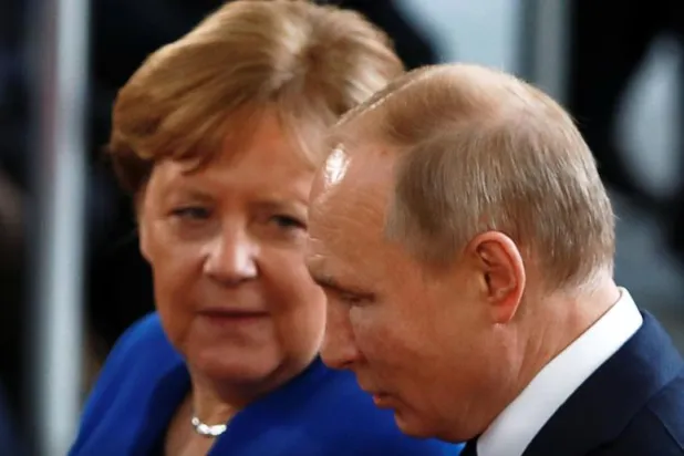 حزب ألماني يقترح الاستعانة بميركل كوسيط في النزاع الأوكراني