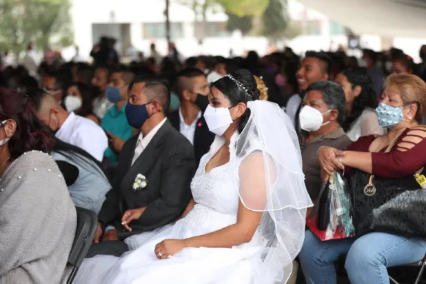 في عيد الحب... حفل زفاف جماعي لأكثر من 660 ثنائياً في المكسيك (صور)