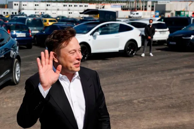 Elon Musk keçi sesi çıkarabilen 500 binden fazla Tesla'nın geri çağrılmasından "eğlence düşmanlarını" sorumlu tuttu