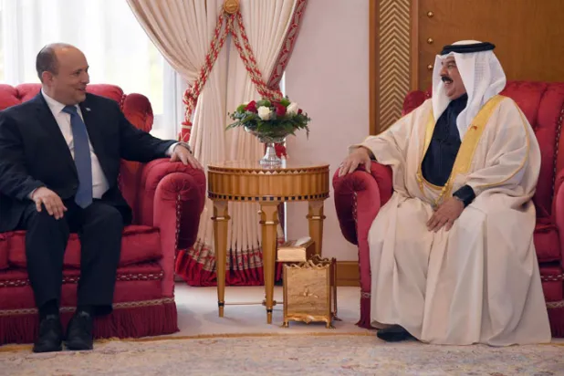 التحديات الأمنية تهيمن على محادثات الملك حمد وبنيت