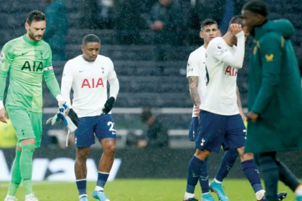 أحزان توتنهام بعد الهزيمة المذلة أمام وولفرهامبتون (أ.ب)