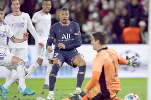 مبابي يسجل هدف الفوز القاتل في مرمى كورتوا حارس الريال (رويترز)