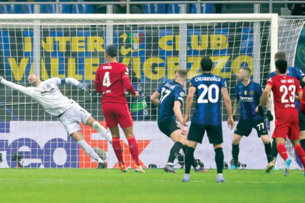 هاندانوفيتش حارس الإنتر في محاولة فاشلة للتصدي لرأسية فيرمينو مهاجم ليفربول (إ.ب.أ)