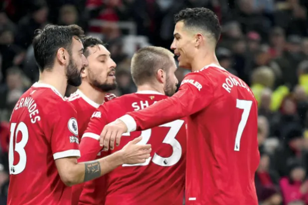 لاعبو مانشستر يونايتد وفرحة العودة إلى سكة الانتصارات (رويترز)