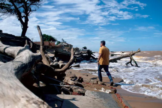 مياه المد تلتهم بلدة برازيلية