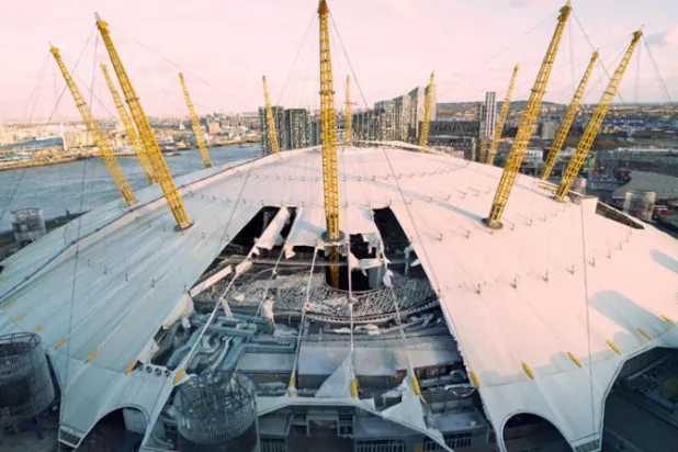 العاصفة «يونيس» تضرب بريطانيا