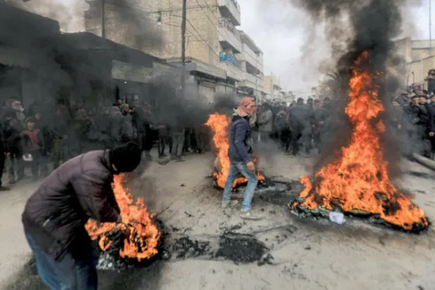 إصابة عشرات السوريين بالاختناق بغاز ضخته الشرطة التركية في أنفاق تهريب