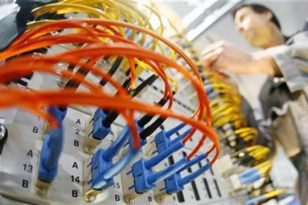 يواجه السجن... رجل يقطع بالخطأ الإنترنت عن بلدتين فرنسيتين