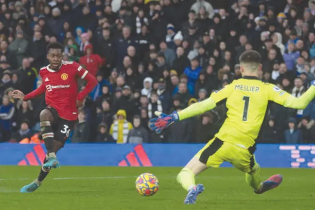 إيلانغا يسجل رابع أهداف يونايتد في مرمى ليدز (رويترز)