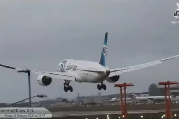 إشادة ببراعة طيار مصري هبط وسط العاصفة «يونيس» بمطار هيثرو (فيديو)