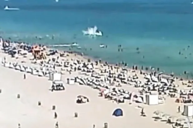 فيديو... لحظة سقوط مروحية قرب رواد شاطئ مزدحم بفلوريدا
